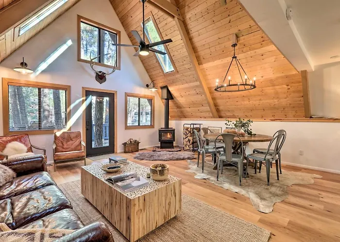 Deck & Forest Views: A-frame Holiday home Munds Park
